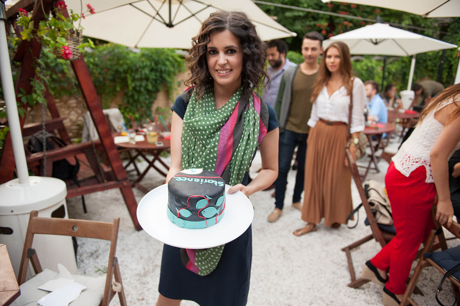 Adriana Liute holding the cake
